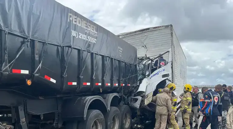 Colisão na BR-101 deixa motorista preso nas ferragens 1 Colisão na BR-101 deixa motorista preso nas ferragens