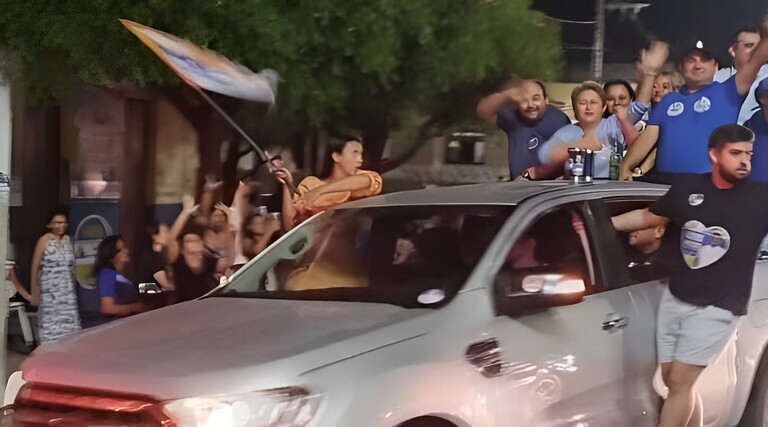 Leninha Romão e Dr. Marlon Arthur celebram vitória com grande carreata em Uiraúna 1 LeninhaRomoeDr.MarlonArthurcelebramvitriacomgrandecarreataemUirana