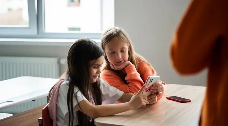 Lei de 2009 proíbe celular em escolas da Paraíba, mas nunca foi aplicada