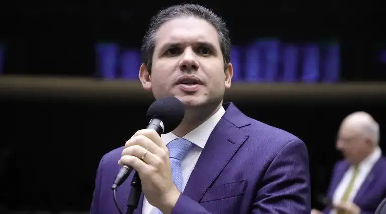 Hugo Motta critica sigilo de 100 anos no governo