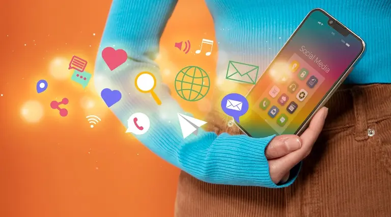 Projeto proíbe monetização de redes sociais e sites de políticos