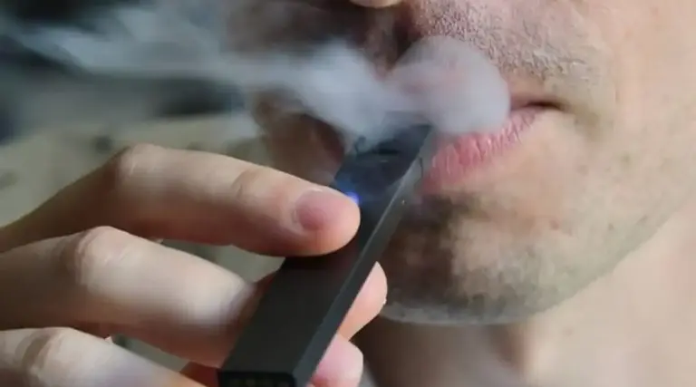 Governo proíbe anúncios de cigarros eletrônicos em redes sociais