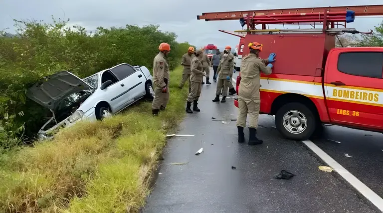 Grave acidente na BR-230 deixa cinco feridos 1 Grave acidente na BR-230 deixa cinco feridos