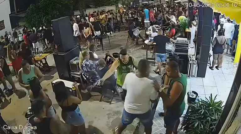 VÍDEO: Homem é executado à queima-roupa em pagode na Baixada 1 Homem e executado a queima roupa em pagode na