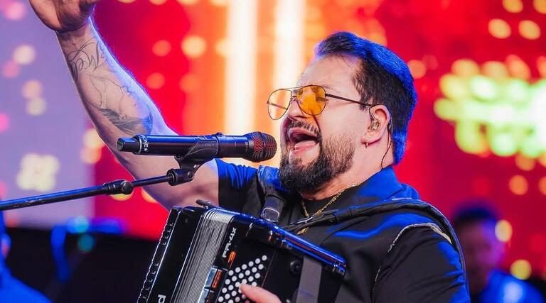 VÍDEO: Marrone cai do palco durante show e leva pontos na testa