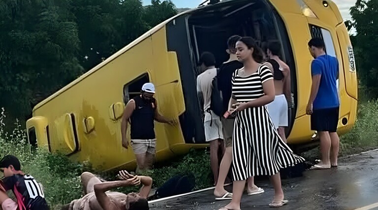 Ônibus escolar tomba na BR-226 com alunos 1 Ônibus escolar tomba na BR-226 com alunos