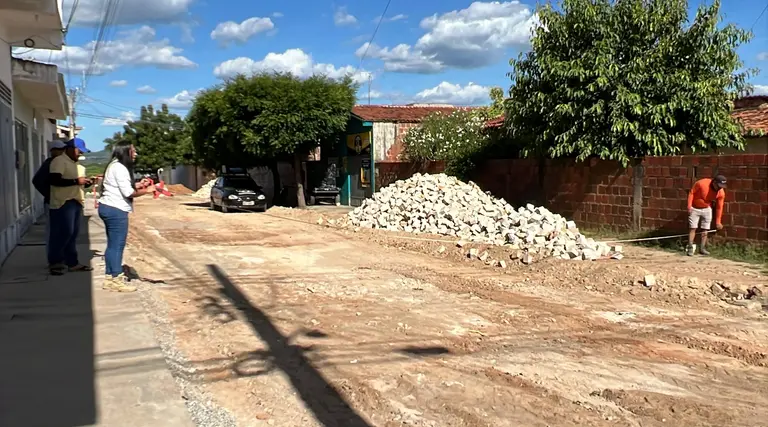 Prefeita Leninha inicia nova pavimentação em Uiraúna 1 Prefeita Leninha inicia nova pavimentacao em Uirauna