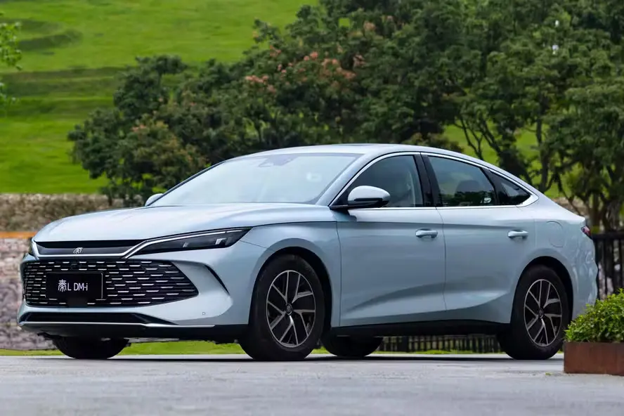 BYD Qin L: Sedã híbrido com 2.100 km de autonomia 2 1