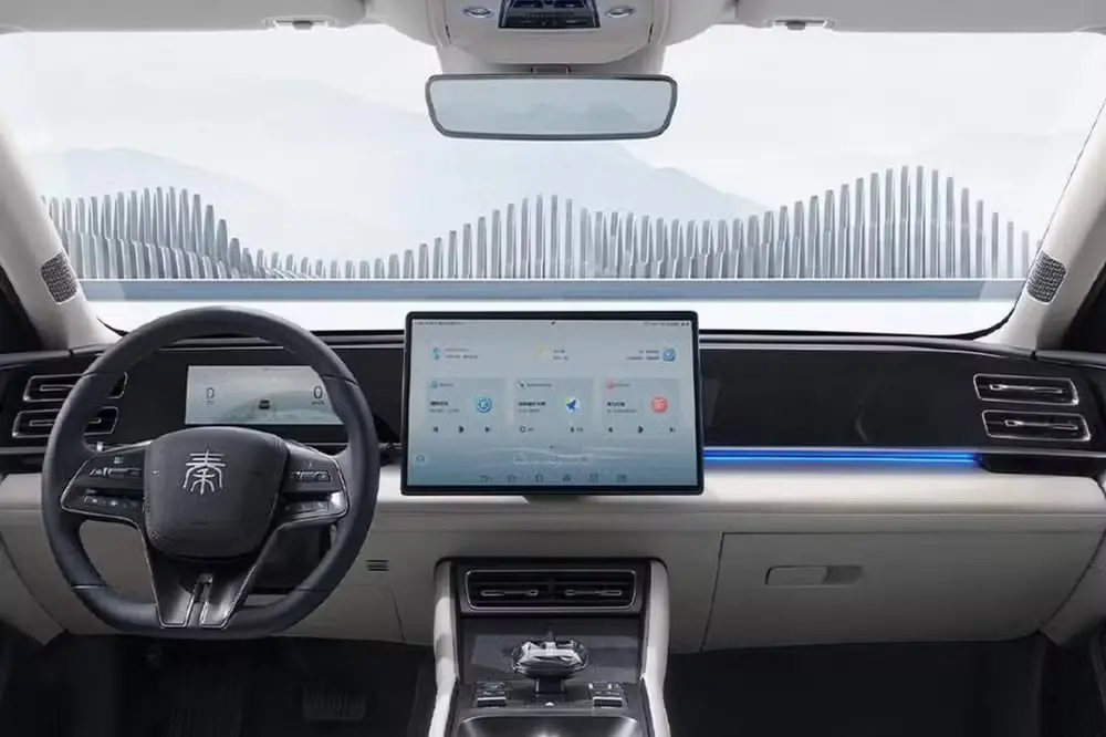 BYD Qin L: Sedã híbrido com 2.100 km de autonomia 3 2