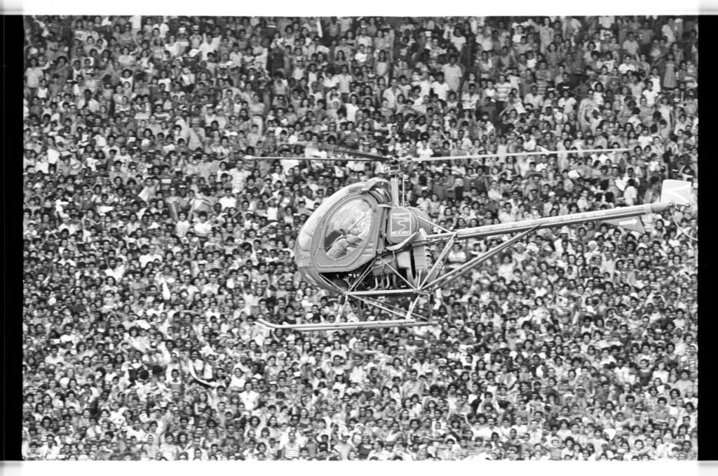 Maracanã completa 75 anos: Ícone do futebol mundial 3 20614729 rio de janeiro rj 04 12 1977 natal chegada de papai noel de helicoptero no maraca 1