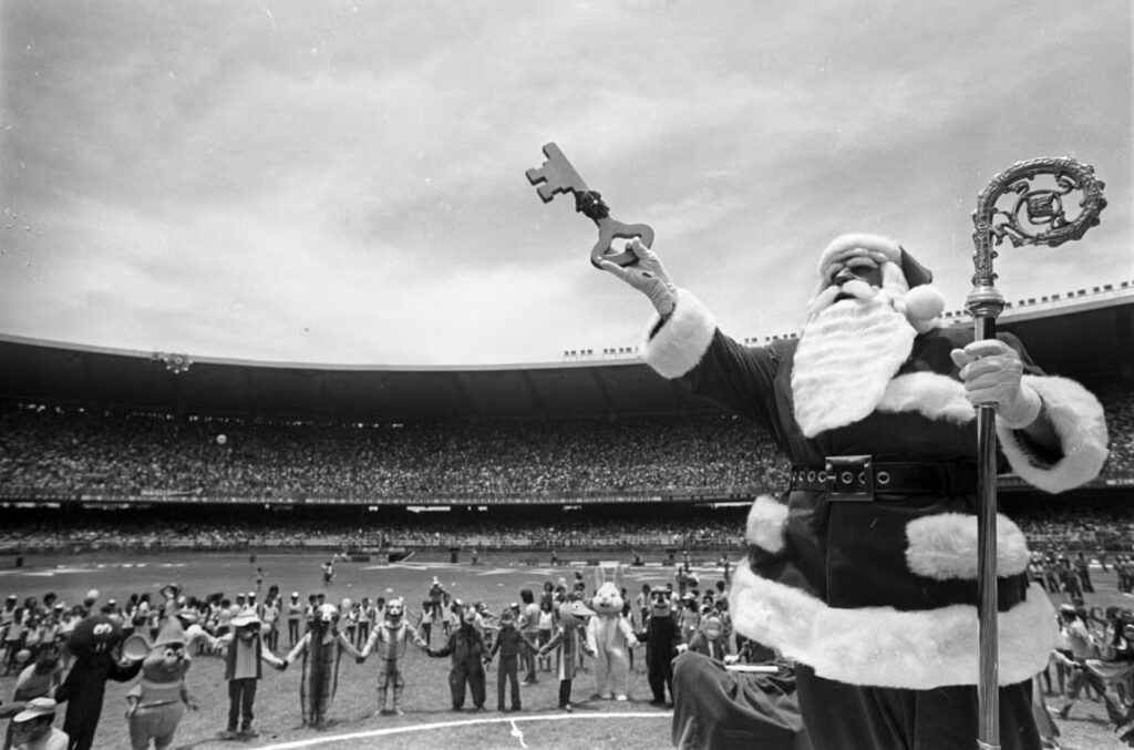 Maracanã completa 75 anos: Ícone do futebol mundial 5 65813120 rio de janeiro rj 01 12 1975 natal papai noel chegada com o maracana lotado p 1
