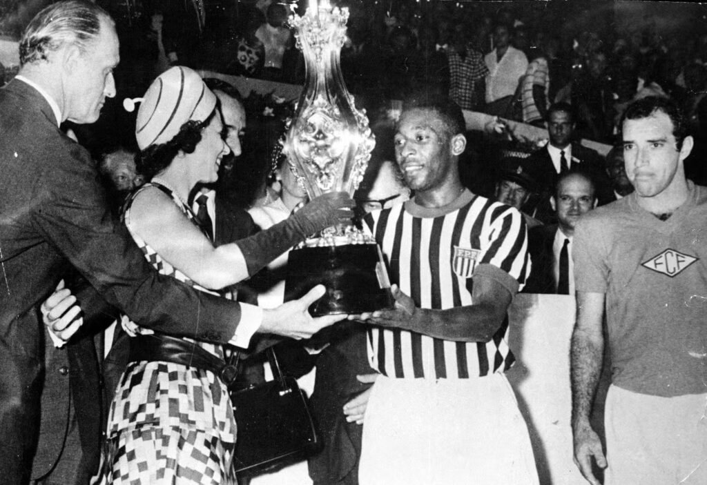 Maracanã completa 75 anos: Ícone do futebol mundial 6 92437525 rio de janeiro 10 11 1968 futebol rj amistosos interestaduais 1968 cariocas