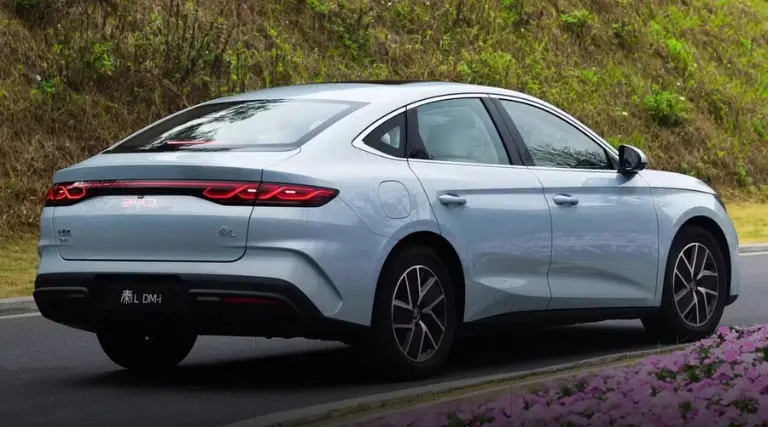 BYD Qin L: Sedã híbrido com 2.100 km de autonomia 1 BYD Qin L