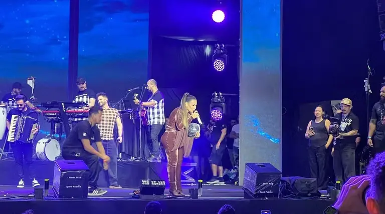 Simone Mendes ganha galinha no show em Campina Grande 1 Simone Mendes ganha galinha no show em Campina Grande