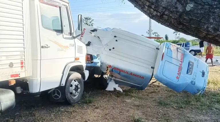 Tragédia no Ceará: 4 mortos em acidente entre ambulância e caminhão 1 Tragédia no Ceará: 4 mortos em acidente entre ambulância e caminhão