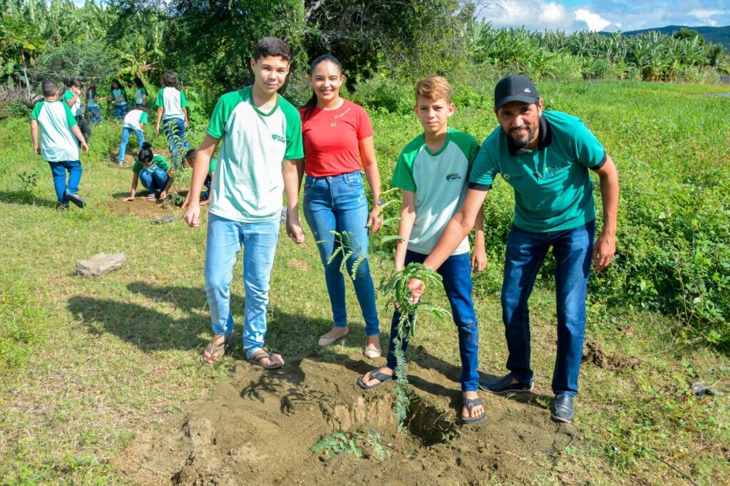 Poço Dantas celebra Dia do Meio Ambiente com plantio de árvores 8 WhatsApp Image 2025 06 07 at 10.22.32 min