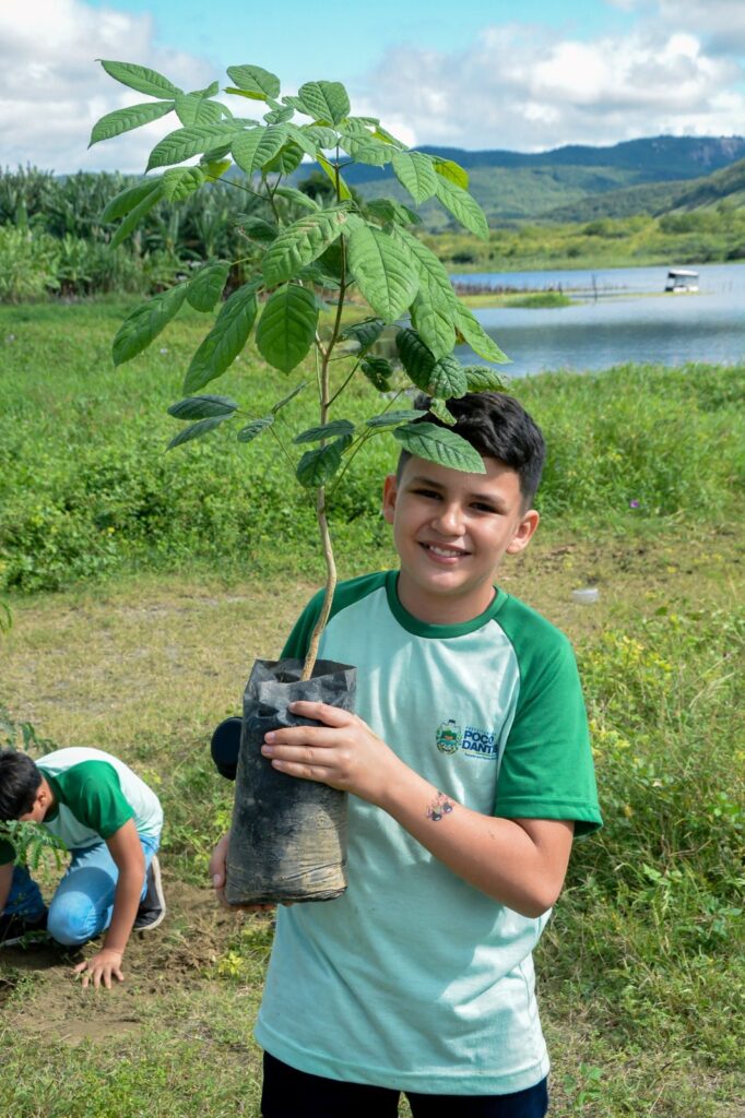 Poço Dantas celebra Dia do Meio Ambiente com plantio de árvores 10 WhatsApp Image 2025 06 07 at 10.22.37 min