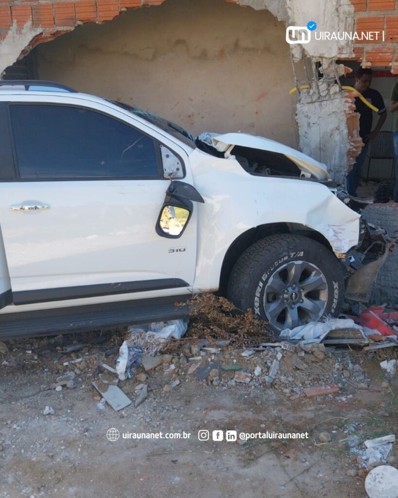 Fotos: Caminhonete causa acidente em Uiraúna 2 1