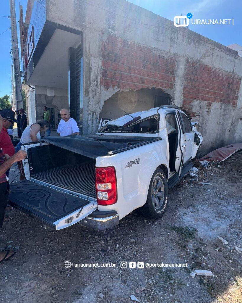 Fotos: Caminhonete causa acidente em Uiraúna 4 3 1
