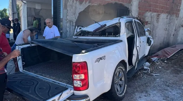 Fotos: Caminhonete causa acidente em Uiraúna 1 Caminhonete causa acidente em Uirauna