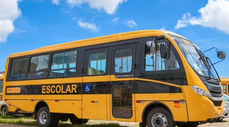 Poço Dantas ganha novo ônibus escolar 1 Poco Dantas ganha novo onibus escolar