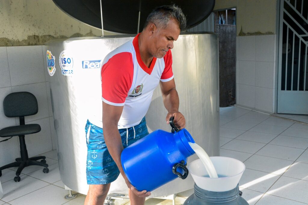 Posto de coleta de leite impulsiona economia local de Poço Dantas 10 WhatsApp Image 2025 07 11 at 09.28.24 3