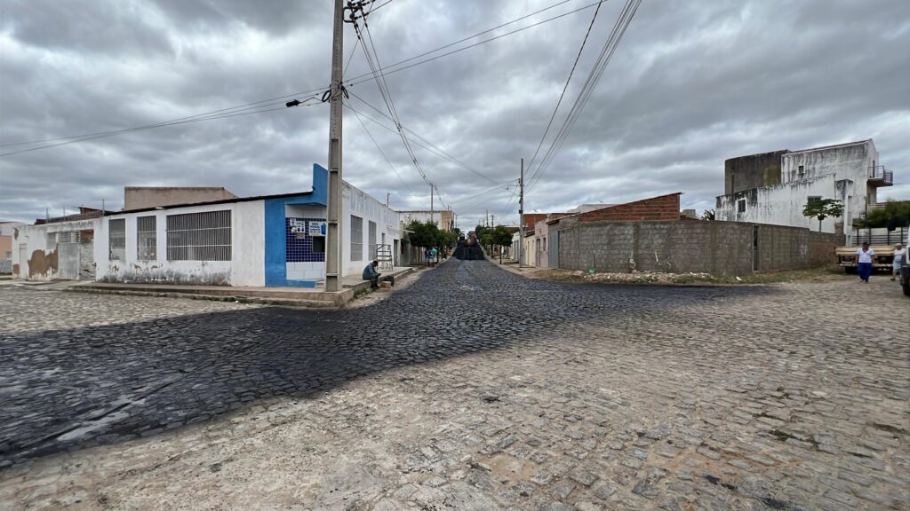 Fotos: Uiraúna ganha novas ruas asfaltadas 11 WhatsApp Image 2025 07 11 at 11.19.53 3