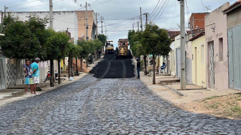 Fotos: Uiraúna ganha novas ruas asfaltadas 14 WhatsApp Image 2025 07 11 at 11.19.54 2