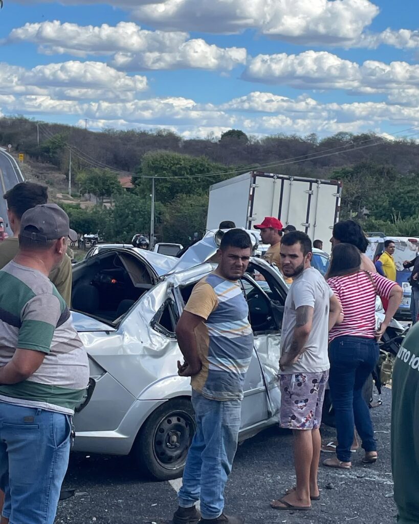 Fotos: Acidente grave envolve dois carros na PB-400 5 2