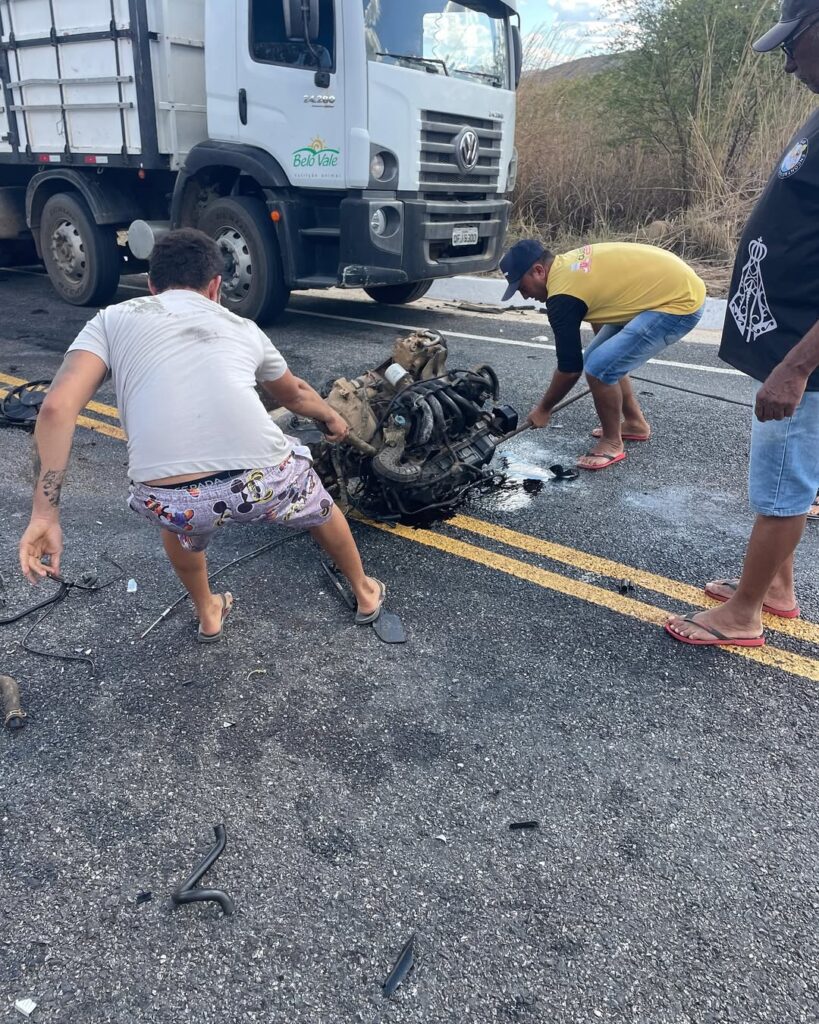 Fotos: Acidente grave envolve dois carros na PB-400 4 3