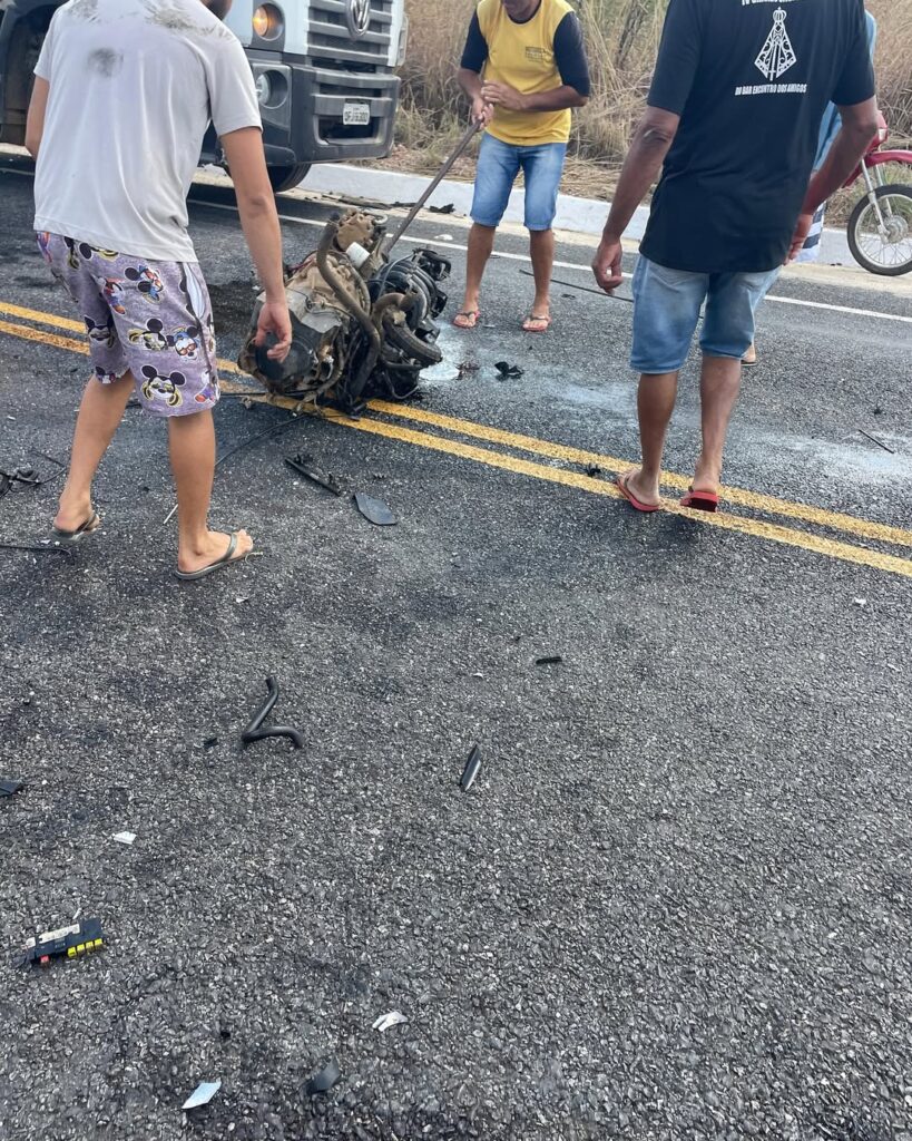 Fotos: Acidente grave envolve dois carros na PB-400 3 4