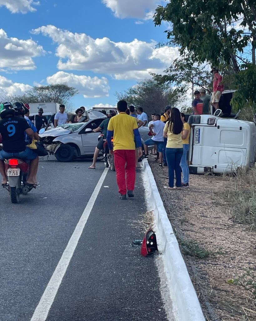 Fotos: Acidente grave envolve dois carros na PB-400 2 5