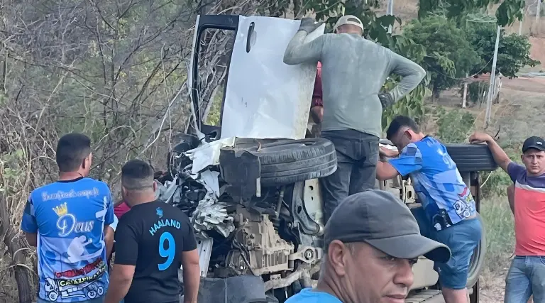 Fotos: Acidente grave envolve dois carros na PB-400 1 Fotos: Acidente grave envolve dois carros na PB-400