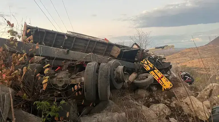 Acidente na Serra de Monte Horebe mata motorista e fere dois 1 Acidente na Serra de Monte Horebe mata motorista e fere dois