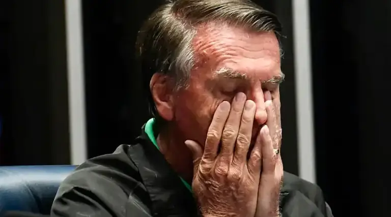 Bolsonaro chora: "Minha vida já acabou" 1 Bolsonaro chora: "Minha vida já acabou"