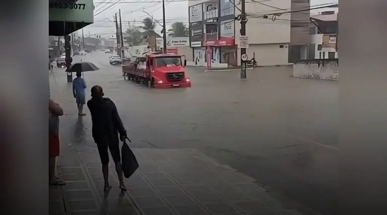 VÍDEO: Caminhão preso em alagamento; Fiat Uno passa ileso 1 Caminhao preso em alagamento Fiat Uno passa ileso