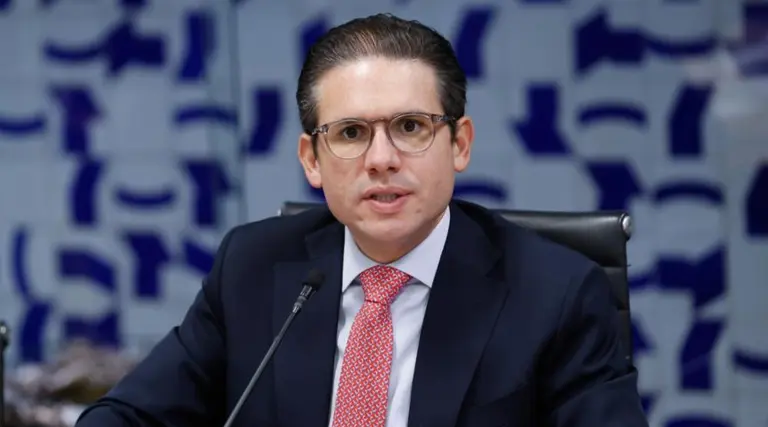 Eduardo Bolsonaro nos EUA "não pode ser admitido", diz Hugo Motta 1 Eduardo Bolsonaro nos EUA