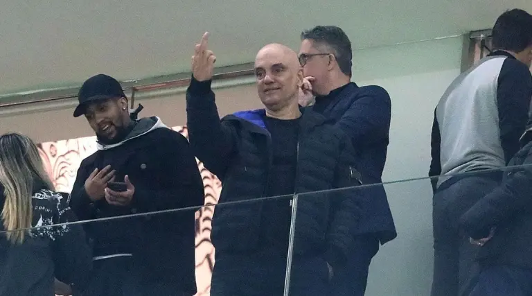 Fotógrafo é demitido após foto de gesto obsceno de Moraes 1 Fotografo e demitido apos foto de gesto obsceno de Moraes