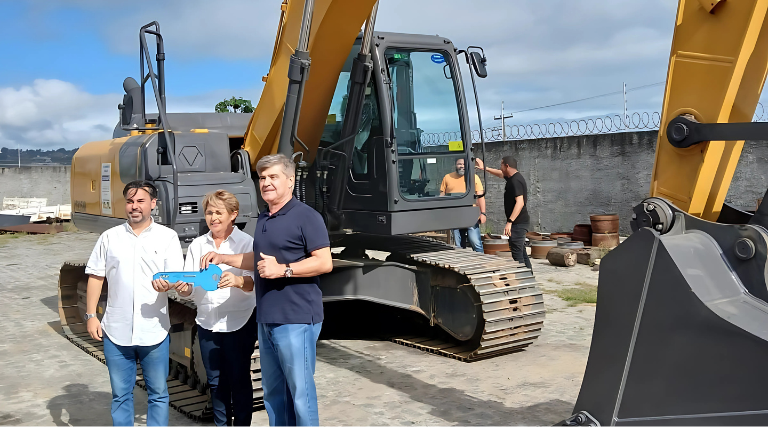 Leninha recebe escavadeira de Wellington Roberto 1 Leninha recebe escavadeira de Wellington Roberto