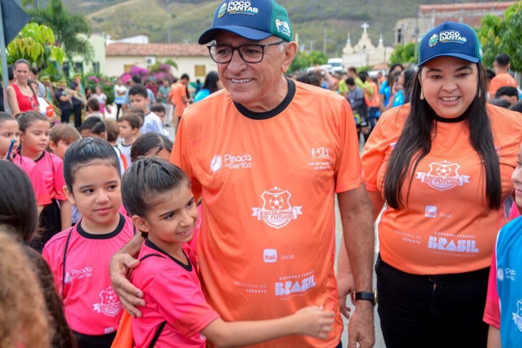 Poço Dantas entrega kits esportivos em parceria com Pisada do Sertão 4 WhatsApp Image 2025 08 16 at 11.32.45 1