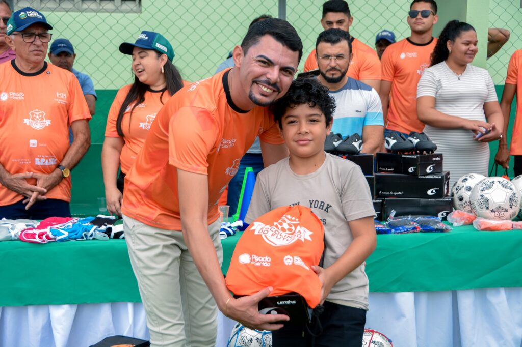 Poço Dantas entrega kits esportivos em parceria com Pisada do Sertão 18 WhatsApp Image 2025 08 16 at 11.32.49 4 1