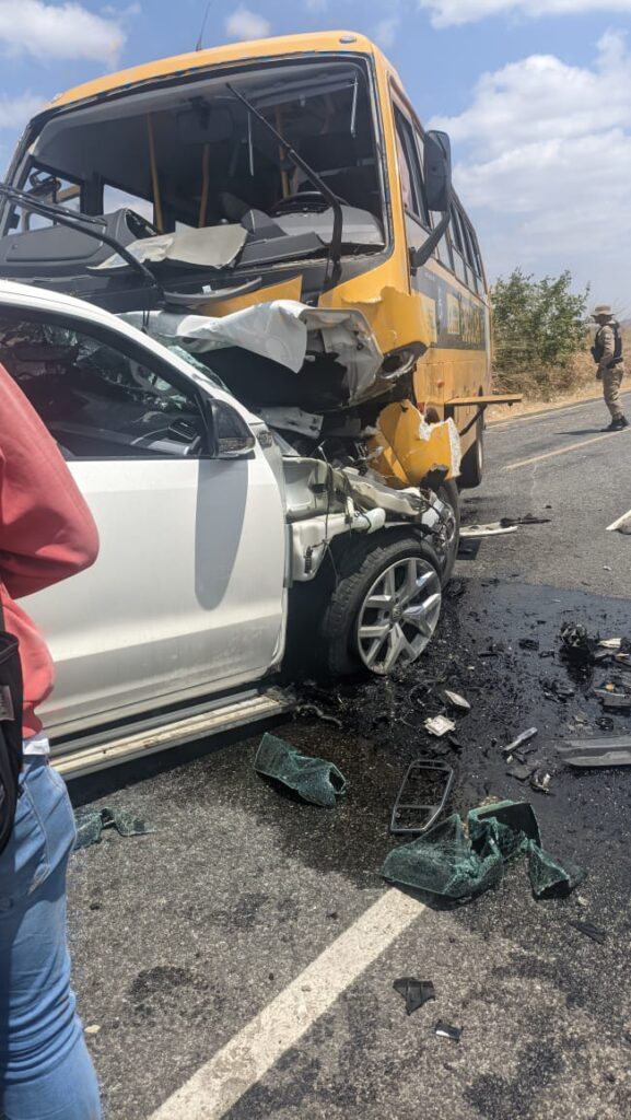 Ônibus escolar e Caminhonete colidem na PB-393 e deixa uma vítima fatal 4 1 3