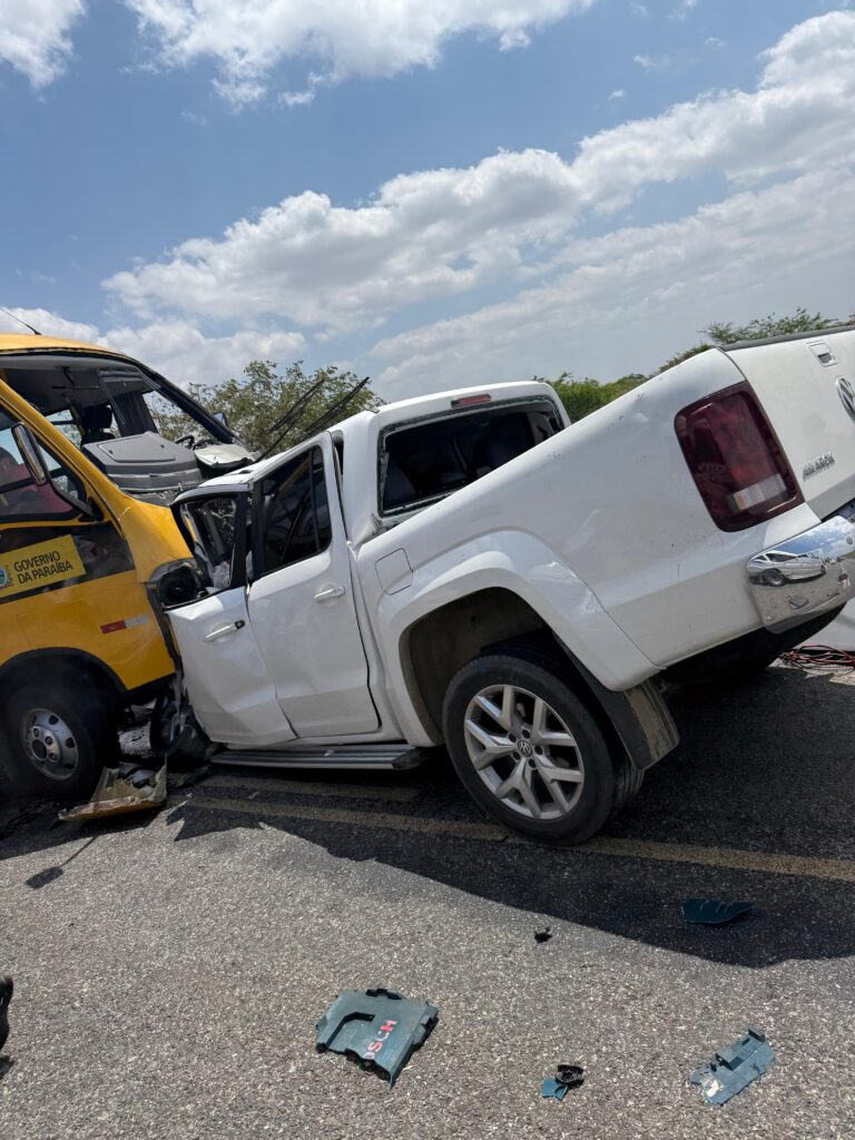 Ônibus escolar e Caminhonete colidem na PB-393 e deixa uma vítima fatal 5 2 2