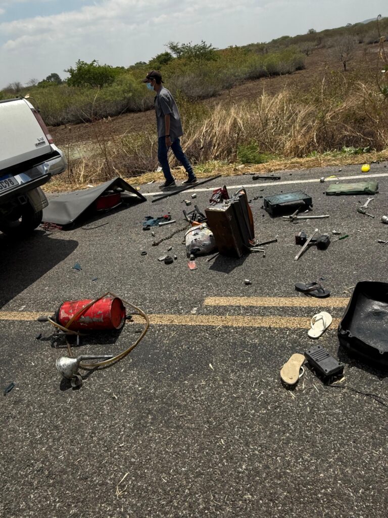 Ônibus escolar e Caminhonete colidem na PB-393 e deixa uma vítima fatal 3 3 1