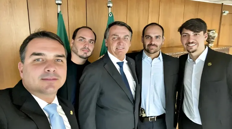 Bolsonaro cobra Eduardo por atitudes 1 Bolsonaro cobra Eduardo por atitudes