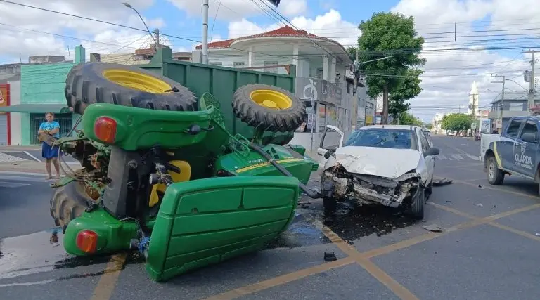 Colisão entre trator e carro é registrada no RN 1 Colisao entre trator e carro e registrada no RN