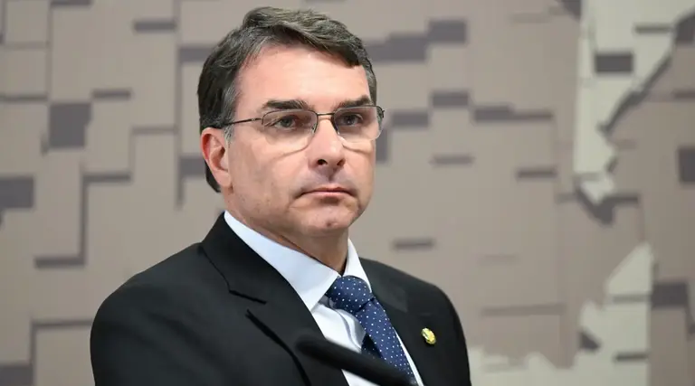Flávio Bolsonaro critica "mamadores da Rouanet" em ato contra PEC da Blindagem 1 Flavio Bolsonaro critica mamadores da Rouanet em ato contra PEC da Blindagem