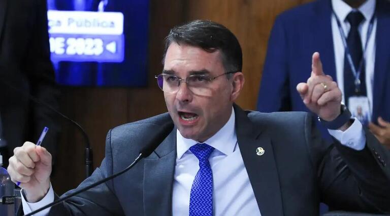 Flávio Bolsonaro critica voto de Moraes por condenação 1 Flávio Bolsonaro critica voto de Moraes por condenação