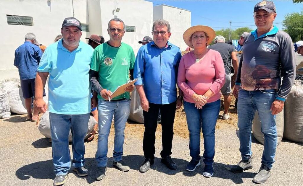 Prefeitura de Uiraúna entrega ração subsidiada a produtores rurais 2 1 5