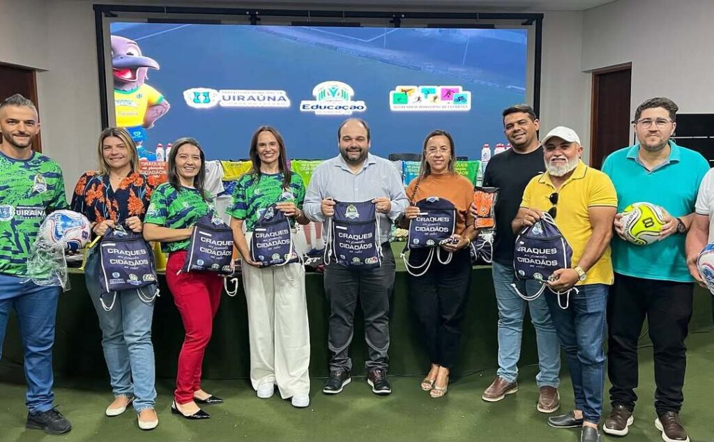 Projeto "Craques do Futuro" entregam kits em Uiraúna 2 1 7